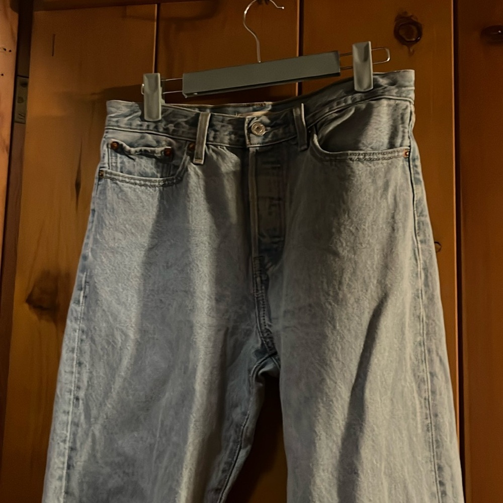 Levi’s wedgie straight, distressed hem